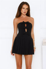 Très Chic Strapless Pleated Mini Dress Black